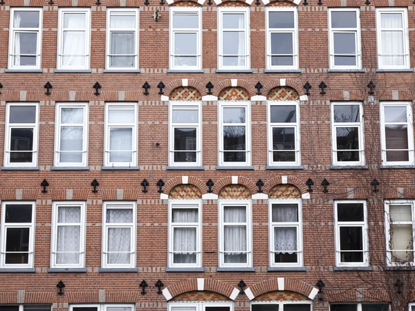 AMSTERDAM, PAÍSES BAJOS 1 DE ABRIL DE 2016. Detalles arquitectónicos típicos de edificios históricos — Foto de Stock