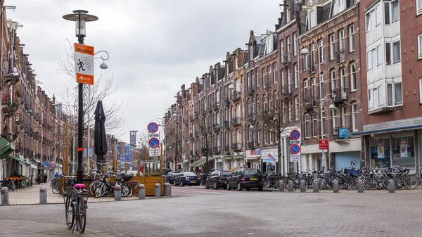 AMSTERDAM, NETHERLANDS, on MARCH 27, 2016. Typical urban view in the spring morning. — Stock Photo, Image