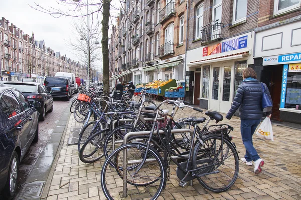 Amsterdam, Niederlande, am 27. März 2016. typische Stadtansicht im Frühlingsmorgen. — Stockfoto