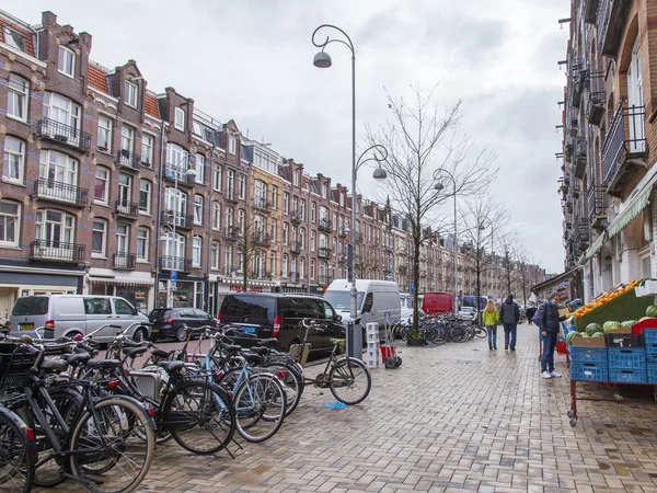 Amsterdam, Holandia, 27 marca 2016. Typowy widok miejski w wiosenny poranek. — Zdjęcie stockowe