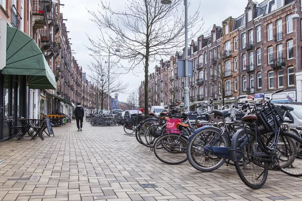 Amsterdam, Nizozemsko, 27. března 2016. Typický městský výhled v jarním jitřním ránu. — Stock fotografie