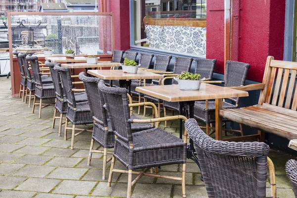 AMSTERDAM, NETHERLANDS on MARCH 27, 2016. Typical urban view in the spring morning. Little tables of summer cafe under the open sky — Stock Photo, Image