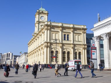 Moskova, Rusya, üzerinde 12 Nisan 2016. Leningrad istasyonunun Komsomolskaya Meydanı, Bina