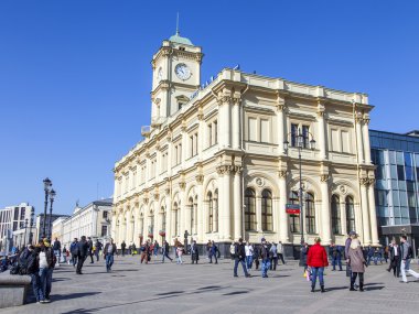 Moskova, Rusya, üzerinde 12 Nisan 2016. Leningrad istasyonunun Komsomolskaya Meydanı, Bina