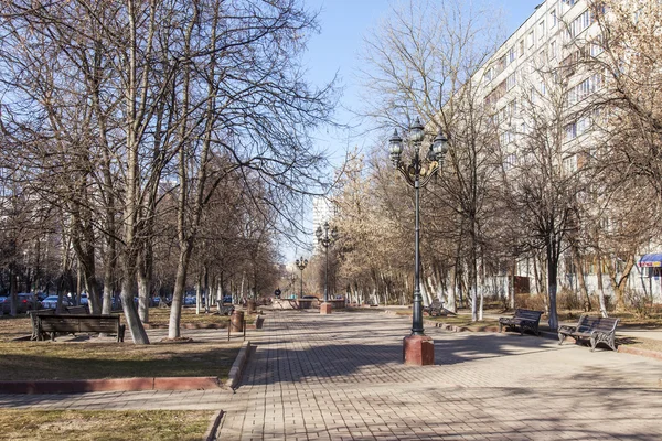 PUSHKINO, RUSSIA, on April 19, 2016. Город пейзаж. Весна на бульваре . — стоковое фото