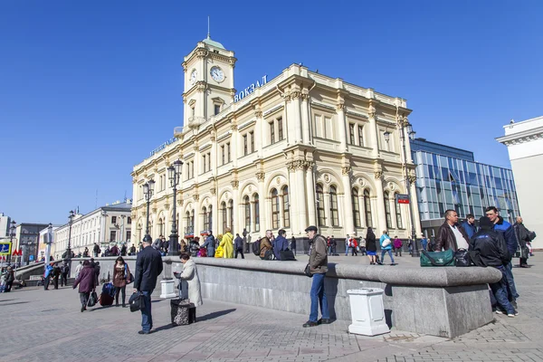 俄罗斯的莫斯科，在 2016 年 4 月 12 日。共青团广场，大厦的列宁格勒站 — 图库照片