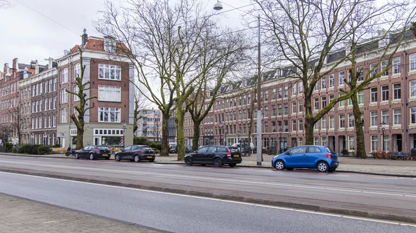 AMSTERDAM, PAÍSES BAJOS el 27 de marzo de 2016. Vista urbana típica en la mañana de primavera . — Foto de Stock