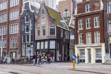 Amsterdam, Hollanda üzerinde 27 Mart 2016. Bahar sabahları tipik kentsel görünümü.