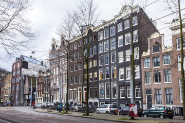 Amsterdam, Hollanda üzerinde 27 Mart 2016. Bahar sabahları tipik kentsel görünümü.