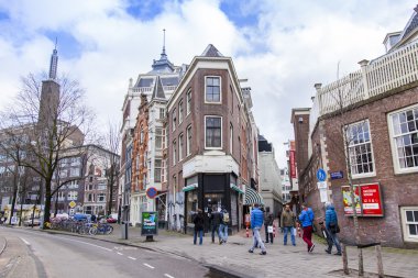 Amsterdam, Hollanda üzerinde 27 Mart 2016. Bahar sabahları tipik kentsel görünümü.