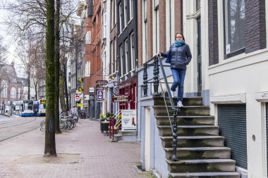 Amsterdam, Hollanda üzerinde 27 Mart 2016. Bahar sabahları tipik kentsel görünümü.