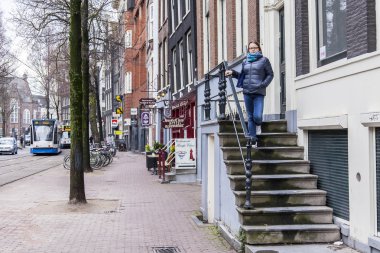 Amsterdam, Hollanda üzerinde 27 Mart 2016. Bahar sabahları tipik kentsel görünümü.