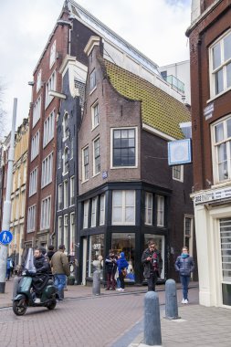 Amsterdam, Hollanda üzerinde 27 Mart 2016. Bahar sabahları tipik kentsel görünümü.