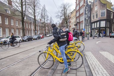 Amsterdam, Hollanda üzerinde 27 Mart 2016. Kentsel görünümü. Bisikletçiler bir trafik lambası sinyali durduruldu
