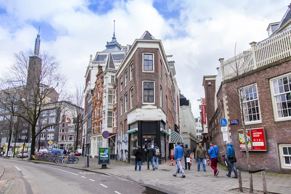 Amsterdam, Hollanda üzerinde 27 Mart 2016. Bahar sabahları tipik kentsel görünümü.
