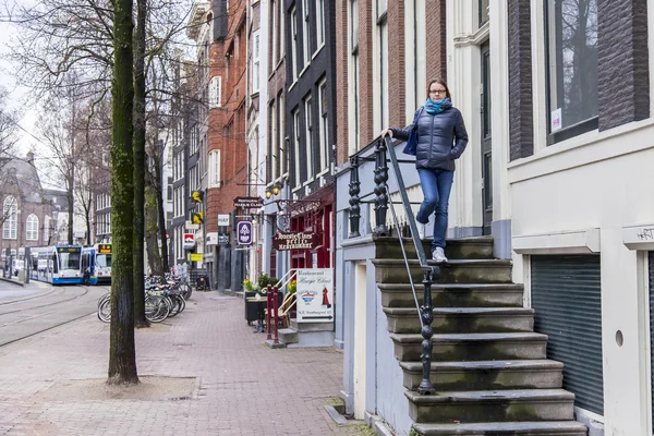 Amsterdam, Hollanda üzerinde 27 Mart 2016. Bahar sabahları tipik kentsel görünümü.