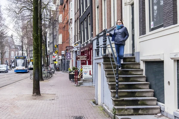Amsterdam, Hollanda üzerinde 27 Mart 2016. Bahar sabahları tipik kentsel görünümü.