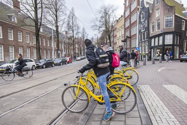 Amsterdam, Hollanda üzerinde 27 Mart 2016. Kentsel görünümü. Bisikletçiler bir trafik lambası sinyali durduruldu