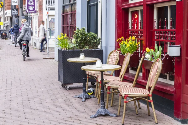 Amsterdam, Hollanda üzerinde 27 Mart 2016. Bahar sabahı tipik kent görünümünde. Açık havada yaz Kafe'nin küçük tablolar
