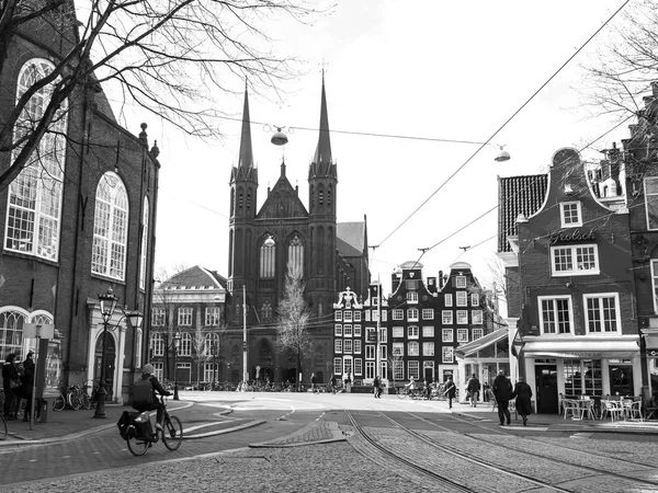 Amsterdam, Nederland op 27 maart 2016. Typisch stedelijke weergave in de lentemorgen. — Stockfoto