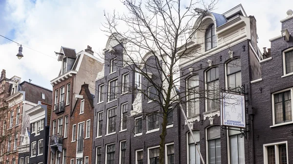 Amsterdam, Nederländerna på 27 mars 2016. Typiska arkitektoniska Detaljer för hus Xvii-Xviii konstruktion — Stockfoto