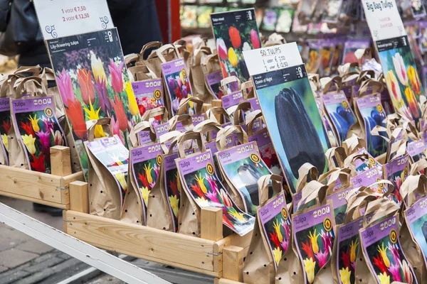 AMESTERDÃO, PAÍSES BAIXOS em 27 de março. Venda de sementes de alta qualidade e bulbos de flores no mercado de flores . — Fotografia de Stock