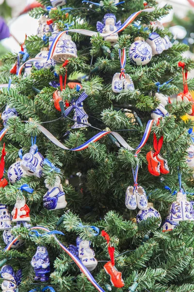 AMSTERDAM, NETHERLANDS on MARCH 27. The Christmas tree decorated in the Dutch style. — Stock Photo, Image