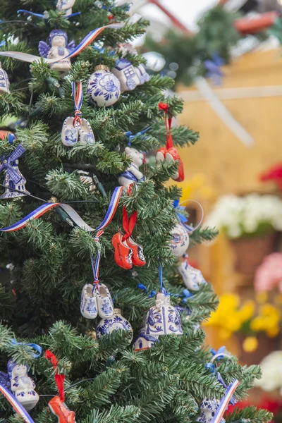 AMSTERDAM, PAESI BASSI il 27 marzo. L'albero di Natale decorato in stile olandese . — Foto Stock