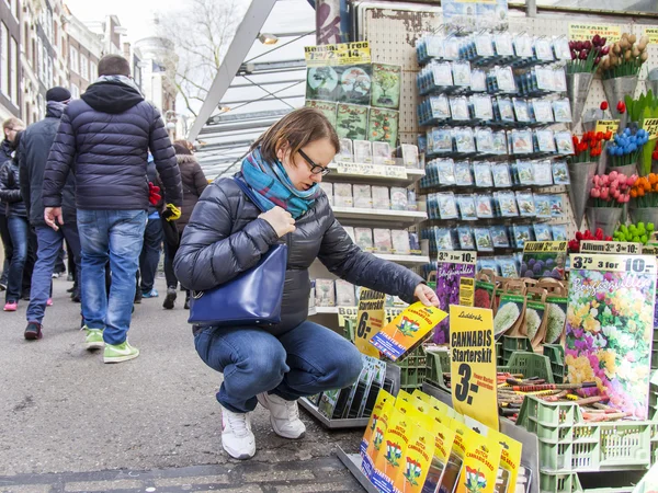 Amsterdam, Nederländerna den 27 mars. Försäljning av cannabis i blomman marknaden. — Stockfoto
