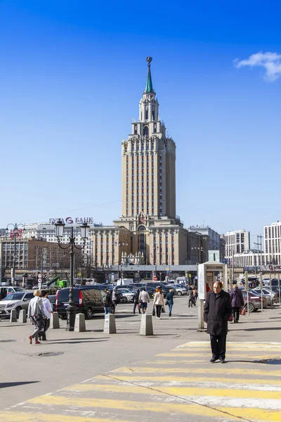 MOSCOW, RUSSIA, on APRIL 12, 2016. Komsomolskaya Square, architectural complex. One of the Moscow skyscrapers Hilton-Leningrad Hotel in the distance — Stock Photo, Image