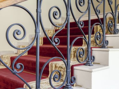 Halı kaplı bir güzel küpeşte ile açık merdiven