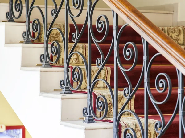 Halı kaplı bir güzel küpeşte ile açık merdiven