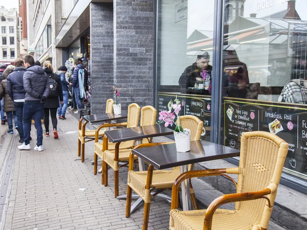 AMESTERDÃO, PAÍSES BAIXOS em 27 de março de 2016. Vista urbana típica na manhã de primavera. Pequenas mesas de café de verão sob o céu aberto . — Fotografia de Stock