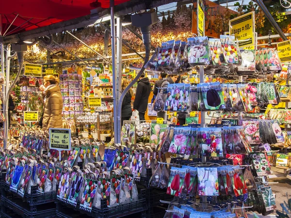 Amsterdam, Nederländerna på 27 mars 2016. Typiska holländska souvenirer på en Visa-fönstret på blomstermarknaden. Blomstermarknaden - en av sevärdheterna i staden — Stockfoto