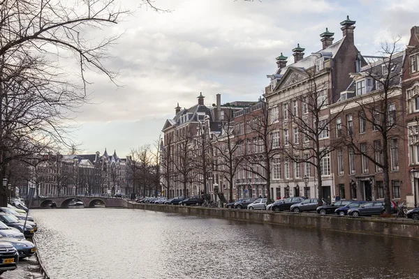 Amsterdam, Nizozemsko 27 března 2016. Typický městský pohled v jarní večer. Nábřeží kanálu — Stock fotografie