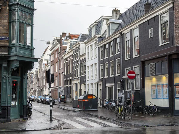 AMSTERDAM, NETHERLANDS on MARCH 27, 2016. Typical urban view in the spring evening — Stock Photo, Image