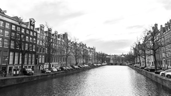AMSTERDAM, NETHERLANDS on March 27, 2016. Типичный вид на город весной. Набережная канала — стоковое фото