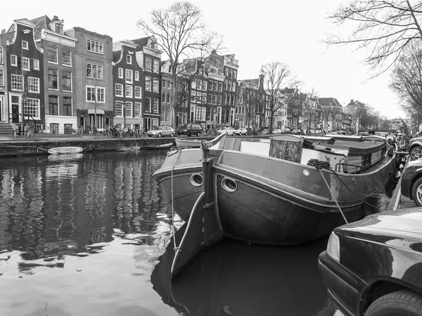 AMSTERDAM, NETHERLANDS on March 27, 2016. Типичный вид на город весной. Набережная канала — стоковое фото