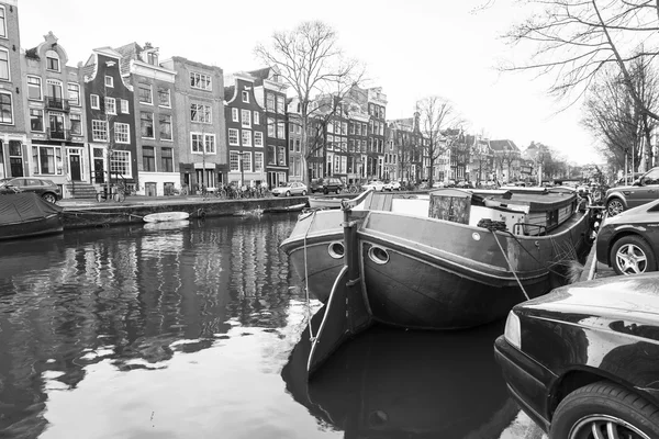 Amsterdam, Niederlande am 27. März 2016. Typische Stadtansichten am Frühlingsabend. Böschung des Kanals — Stockfoto