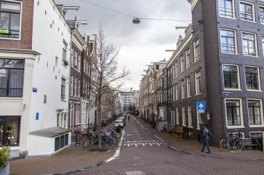 Amsterdam, Hollanda üzerinde 27 Mart 2016. Tipik kentsel görünümü bahar akşamları. 