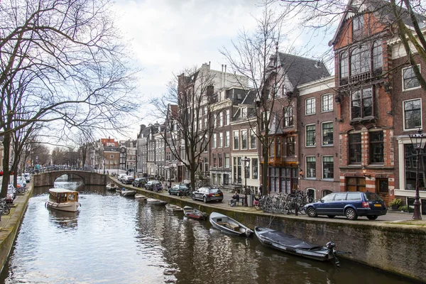 Amsterdam, Nederland op 27 maart 2016. Typisch stedelijke weergave in de lente avond. — Stockfoto