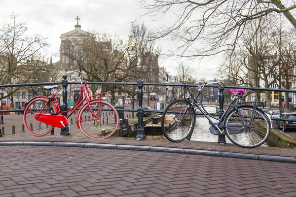 Amsterdam, Nederländerna på 27 mars 2016. Typiska urban Visa på våren kvällen. — Stockfoto