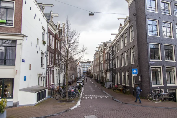 Amsterdam, Hollanda üzerinde 27 Mart 2016. Tipik kentsel görünümü bahar akşamları. 