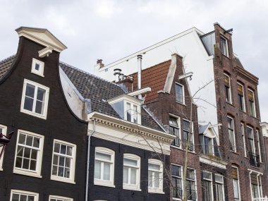 Amsterdam, Hollanda üzerinde 27 Mart 2016. Tipik mimari detaylarını evler XVII-XVIII İnşaat