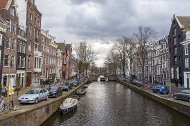 Amsterdam, Hollanda üzerinde 27 Mart 2016. Tipik kentsel görünümü bahar akşamları.