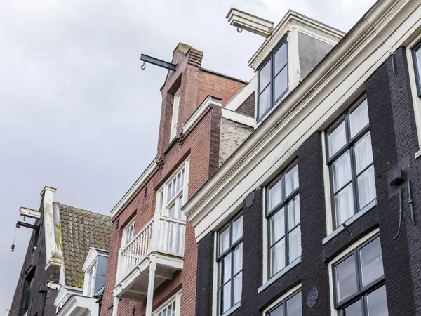 Amsterdam, Nizozemsko na 27 březen 2016. Typické architektonické detaily o domy Xvii-Xviii stavby — Stock fotografie