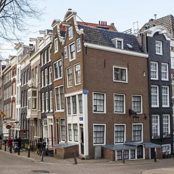 Amsterdam, Nederland op 27 maart 2016. Typisch stedelijke weergave in de lente avond. — Stockfoto