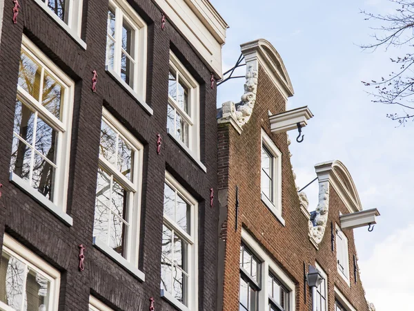 AMSTERDAM, PAÍSES BAJOS el 27 de marzo de 2016. Detalles arquitectónicos típicos de las casas XVII-XVIII de construcción — Foto de Stock