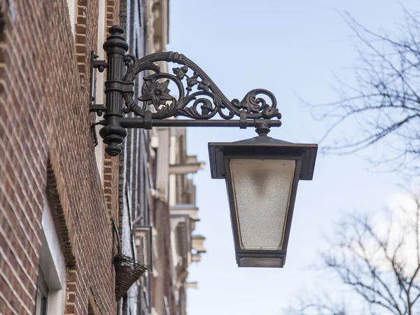 Amsterdam, Nederländerna på 27 mars 2016. Typiska arkitektoniska Detaljer för hus Xvii-Xviii konstruktion — Stockfoto