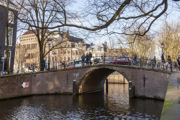AMSTERDAM, PAESI BASSI il 27 marzo 2016. Tipica vista urbana la sera di primavera. Il ponte attraverso il canale e gli edifici della costruzione XVII-XVIII su argini — Foto Stock